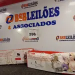 LOTE 596 - 02 SUPORTES PARA MICRO-ONDAS OU FORNO ELÉTRICO. (NO ESTADO) ATENÇÃO! FAZER A VISITAÇÃO ANTES DE ARREMATAR, NÃO SABEMOS SE FUNCIONA. LEILÃO NÃO TEM GARANTIA E NEM DEVOLUÇÃO, SUJEITO A POSSÍVEIS AVARIAS VISÍVEIS/OCULTAS E/OU AUSÊNCIA DE COMPONENTES.