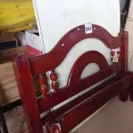 LOTE 553 - 01 CAMA DE CASAL EM MADEIRA E 01 QUADRO DE AVISOS. (NO ESTADO) ATENÇÃO! FAZER A VISITAÇÃO ANTES DE ARREMATAR, NÃO SABEMOS SE FUNCIONA. LEILÃO NÃO TEM GARANTIA E NEM DEVOLUÇÃO, SUJEITO A POSSÍVEIS AVARIAS VISÍVEIS/OCULTAS E/OU AUSÊNCIA DE COMPONENTES.