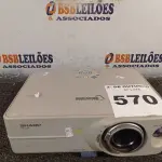 LOTE 570 - 01 PROJETOR MULTIMIDIA MARCA NOTE VISION. (NO ESTADO) ATENÇÃO! FAZER A VISITAÇÃO ANTES DE ARREMATAR, NÃO SABEMOS SE FUNCIONA. LEILÃO NÃO TEM GARANTIA E NEM DEVOLUÇÃO, SUJEITO A POSSÍVEIS AVARIAS VISÍVEIS/OCULTAS E/OU AUSÊNCIA DE COMPONENTES.