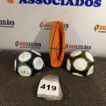 LOTE 419 - 02 BOLAS DE FUTEBOL E 01 BOLA DE BASQUETE. (NO ESTADO) ATENÇÃO! FAZER A VISITAÇÃO ANTES DE ARREMATAR, NÃO SABEMOS SE FUNCIONA. LEILÃO NÃO TEM GARANTIA E NEM DEVOLUÇÃO, SUJEITO A POSSÍVEIS AVARIAS VISÍVEIS/OCULTAS E/OU AUSÊNCIA DE COMPONENTES.