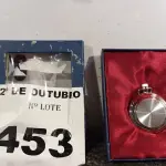LOTE 453 - 01 RELÓGIO DE BOLSO. (NO ESTADO) ATENÇÃO! FAZER A VISITAÇÃO ANTES DE ARREMATAR, NÃO SABEMOS SE FUNCIONA. LEILÃO NÃO TEM GARANTIA E NEM DEVOLUÇÃO, SUJEITO A POSSÍVEIS AVARIAS VISÍVEIS/OCULTAS E/OU AUSÊNCIA DE COMPONENTES.