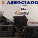 LOTE 557 - 04 CÂMERAS FOTOGRÁFICAS MARCAS E MODELOS DIVERSOS. (NO ESTADO) ATENÇÃO! FAZER A VISITAÇÃO ANTES DE ARREMATAR, NÃO SABEMOS SE FUNCIONA. LEILÃO NÃO TEM GARANTIA E NEM DEVOLUÇÃO, SUJEITO A POSSÍVEIS AVARIAS VISÍVEIS/OCULTAS E/OU AUSÊNCIA DE COMPONENTES.