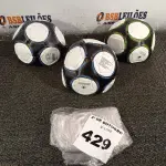 LOTE 429 - 03 BOLAS DE FUTEBOL. (NO ESTADO) ATENÇÃO! FAZER A VISITAÇÃO ANTES DE ARREMATAR, NÃO SABEMOS SE FUNCIONA. LEILÃO NÃO TEM GARANTIA E NEM DEVOLUÇÃO, SUJEITO A POSSÍVEIS AVARIAS VISÍVEIS/OCULTAS E/OU AUSÊNCIA DE COMPONENTES.