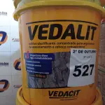 LOTE 527 - 01 BALDE DE VEDALIT, ADITIVO PLASTIFICANTE CONCENTRADO PARA ARGAMASSA DE ASSENTAMENTO E REBOCO CONVENCIONAL 18L. (NO ESTADO) ATENÇÃO! FAZER A VISITAÇÃO ANTES DE ARREMATAR, NÃO SABEMOS SE FUNCIONA. LEILÃO NÃO TEM GARANTIA E NEM DEVOLUÇÃO, SUJEITO A POSSÍVEIS AVARIAS VISÍVEIS/OCULTAS E/OU AUSÊNCIA DE COMPONENTES.