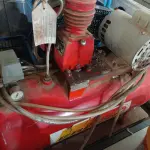 LOTE 470 - 01 COMPRESSOR DE AR COM MOTOR MONOFÁSICO DE 1CV. (NO ESTADO) ATENÇÃO! FAZER A VISITAÇÃO ANTES DE ARREMATAR, NÃO SABEMOS SE FUNCIONA. LEILÃO NÃO TEM GARANTIA E NEM DEVOLUÇÃO, SUJEITO A POSSÍVEIS AVARIAS VISÍVEIS/OCULTAS E/OU AUSÊNCIA DE COMPONENTES.