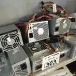 LOTE 303 - 01 LOTE COM VÁRIAS FONTES PARA PC MARCAS E MODELOS DIVERSOS. (NO ESTADO) ATENÇÃO! FAZER A VISITAÇÃO ANTES DE ARREMATAR, NÃO SABEMOS SE FUNCIONA. LEILÃO NÃO TEM GARANTIA E NEM DEVOLUÇÃO, SUJEITO A POSSÍVEIS AVARIAS VISÍVEIS/OCULTAS E/OU AUSÊNCIA DE COMPONENTES.