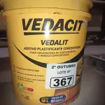 LOTE 367 - 01 BALDE DE VEDALIT, ADITIVO PLASTIFICANTE CONCENTRADO PARA ARGAMASSA DE ASSENTAMENTO E REBOCO CONVENCIONAL 18L. (NO ESTADO) ATENÇÃO! FAZER A VISITAÇÃO ANTES DE ARREMATAR, NÃO SABEMOS SE FUNCIONA. LEILÃO NÃO TEM GARANTIA E NEM DEVOLUÇÃO, SUJEITO A POSSÍVEIS AVARIAS VISÍVEIS/OCULTAS E/OU AUSÊNCIA DE COMPONENTES.
