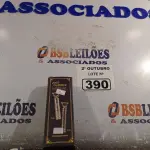 LOTE 390 - 01 MÁQUINA DE CORTAR CABELO. (NO ESTADO) ATENÇÃO! FAZER A VISITAÇÃO ANTES DE ARREMATAR, NÃO SABEMOS SE FUNCIONA. LEILÃO NÃO TEM GARANTIA E NEM DEVOLUÇÃO, SUJEITO A POSSÍVEIS AVARIAS VISÍVEIS/OCULTAS E/OU AUSÊNCIA DE COMPONENTES.