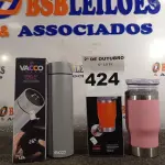 LOTE 424 - 01 KIT COPO + GARRAFA TÉRMICOS. (NO ESTADO) ATENÇÃO! FAZER A VISITAÇÃO ANTES DE ARREMATAR, NÃO SABEMOS SE FUNCIONA. LEILÃO NÃO TEM GARANTIA E NEM DEVOLUÇÃO, SUJEITO A POSSÍVEIS AVARIAS VISÍVEIS/OCULTAS E/OU AUSÊNCIA DE COMPONENTES.