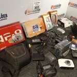 LOTE 403 - 01 LOTE COM VÁRIAS FILMADORAS, CÂMERAS FOTOGRÁFICAS E PERIFÉRICOS DIVERSOS. (NO ESTADO) ATENÇÃO! FAZER A VISITAÇÃO ANTES DE ARREMATAR, NÃO SABEMOS SE FUNCIONA. LEILÃO NÃO TEM GARANTIA E NEM DEVOLUÇÃO, SUJEITO A POSSÍVEIS AVARIAS VISÍVEIS/OCULTAS E/OU AUSÊNCIA DE COMPONENTES.