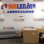 LOTE 426 - 01 PROJETOR MULTIMIDIA E 03 LÂMPADAS. (NO ESTADO) ATENÇÃO! FAZER A VISITAÇÃO ANTES DE ARREMATAR, NÃO SABEMOS SE FUNCIONA. LEILÃO NÃO TEM GARANTIA E NEM DEVOLUÇÃO, SUJEITO A POSSÍVEIS AVARIAS VISÍVEIS/OCULTAS E/OU AUSÊNCIA DE COMPONENTES.