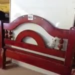 LOTE 553 - 01 CAMA DE CASAL EM MADEIRA E 01 QUADRO DE AVISOS. (NO ESTADO) ATENÇÃO! FAZER A VISITAÇÃO ANTES DE ARREMATAR, NÃO SABEMOS SE FUNCIONA. LEILÃO NÃO TEM GARANTIA E NEM DEVOLUÇÃO, SUJEITO A POSSÍVEIS AVARIAS VISÍVEIS/OCULTAS E/OU AUSÊNCIA DE COMPONENTES.