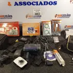 LOTE 403 - 01 LOTE COM VÁRIAS FILMADORAS, CÂMERAS FOTOGRÁFICAS E PERIFÉRICOS DIVERSOS. (NO ESTADO) ATENÇÃO! FAZER A VISITAÇÃO ANTES DE ARREMATAR, NÃO SABEMOS SE FUNCIONA. LEILÃO NÃO TEM GARANTIA E NEM DEVOLUÇÃO, SUJEITO A POSSÍVEIS AVARIAS VISÍVEIS/OCULTAS E/OU AUSÊNCIA DE COMPONENTES.