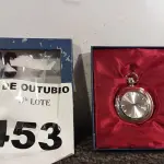 LOTE 453 - 01 RELÓGIO DE BOLSO. (NO ESTADO) ATENÇÃO! FAZER A VISITAÇÃO ANTES DE ARREMATAR, NÃO SABEMOS SE FUNCIONA. LEILÃO NÃO TEM GARANTIA E NEM DEVOLUÇÃO, SUJEITO A POSSÍVEIS AVARIAS VISÍVEIS/OCULTAS E/OU AUSÊNCIA DE COMPONENTES.
