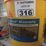 LOTE 316 - 01 BALDE DE SIKANOL ALVENARIA, ADITIVO PLASTIFICANTE PARA ARGAMASSA DE ASSENTAMENTO E REBOCO. (NO ESTADO) ATENÇÃO! FAZER A VISITAÇÃO ANTES DE ARREMATAR, NÃO SABEMOS SE FUNCIONA. LEILÃO NÃO TEM GARANTIA E NEM DEVOLUÇÃO, SUJEITO A POSSÍVEIS AVARIAS VISÍVEIS/OCULTAS E/OU AUSÊNCIA DE COMPONENTES.