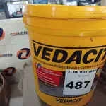 LOTE 487 - 01 BALDE DE VEDACIT, ADITIVO IMPERMEABILIZANTE PARA CONCRETOS E ARGAMASSAS 18L. (NO ESTADO) ATENÇÃO! FAZER A VISITAÇÃO ANTES DE ARREMATAR, NÃO SABEMOS SE FUNCIONA. LEILÃO NÃO TEM GARANTIA E NEM DEVOLUÇÃO, SUJEITO A POSSÍVEIS AVARIAS VISÍVEIS/OCULTAS E/OU AUSÊNCIA DE COMPONENTES.