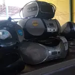 LOTE 579 - 01 LOTE COM VÁRIOS APARELHOS DE SOM MARCAS E MODELOS DIVERSOS. (NO ESTADO) ATENÇÃO! FAZER A VISITAÇÃO ANTES DE ARREMATAR, NÃO SABEMOS SE FUNCIONA. LEILÃO NÃO TEM GARANTIA E NEM DEVOLUÇÃO, SUJEITO A POSSÍVEIS AVARIAS VISÍVEIS/OCULTAS E/OU AUSÊNCIA DE COMPONENTES.