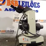 LOTE 412 - 01 MICROSCÓPIO. (NO ESTADO) ATENÇÃO! FAZER A VISITAÇÃO ANTES DE ARREMATAR, NÃO SABEMOS SE FUNCIONA. LEILÃO NÃO TEM GARANTIA E NEM DEVOLUÇÃO, SUJEITO A POSSÍVEIS AVARIAS VISÍVEIS/OCULTAS E/OU AUSÊNCIA DE COMPONENTES.