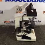 LOTE 412 - 01 MICROSCÓPIO. (NO ESTADO) ATENÇÃO! FAZER A VISITAÇÃO ANTES DE ARREMATAR, NÃO SABEMOS SE FUNCIONA. LEILÃO NÃO TEM GARANTIA E NEM DEVOLUÇÃO, SUJEITO A POSSÍVEIS AVARIAS VISÍVEIS/OCULTAS E/OU AUSÊNCIA DE COMPONENTES.