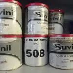 LOTE 508 - 10 LATAS DE COLORANTE SUVINIL. (NO ESTADO) ATENÇÃO! FAZER A VISITAÇÃO ANTES DE ARREMATAR, NÃO SABEMOS SE FUNCIONA. LEILÃO NÃO TEM GARANTIA E NEM DEVOLUÇÃO, SUJEITO A POSSÍVEIS AVARIAS VISÍVEIS/OCULTAS E/OU AUSÊNCIA DE COMPONENTES.