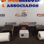 LOTE 310 - 03 ARANDELAS PIOLUCE SENDO 02 CURVAS E 01 RETANGULAR. (NO ESTADO) ATENÇÃO! FAZER A VISITAÇÃO ANTES DE ARREMATAR, NÃO SABEMOS SE FUNCIONA. LEILÃO NÃO TEM GARANTIA E NEM DEVOLUÇÃO, SUJEITO A POSSÍVEIS AVARIAS VISÍVEIS/OCULTAS E/OU AUSÊNCIA DE COMPONENTES.