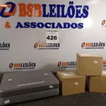 LOTE 426 - 01 PROJETOR MULTIMIDIA E 03 LÂMPADAS. (NO ESTADO) ATENÇÃO! FAZER A VISITAÇÃO ANTES DE ARREMATAR, NÃO SABEMOS SE FUNCIONA. LEILÃO NÃO TEM GARANTIA E NEM DEVOLUÇÃO, SUJEITO A POSSÍVEIS AVARIAS VISÍVEIS/OCULTAS E/OU AUSÊNCIA DE COMPONENTES.