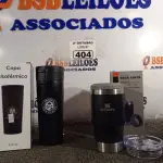 LOTE 404 - 01 KIT COPO + GARRAFA TÉRMICOS. (NO ESTADO) ATENÇÃO! FAZER A VISITAÇÃO ANTES DE ARREMATAR, NÃO SABEMOS SE FUNCIONA. LEILÃO NÃO TEM GARANTIA E NEM DEVOLUÇÃO, SUJEITO A POSSÍVEIS AVARIAS VISÍVEIS/OCULTAS E/OU AUSÊNCIA DE COMPONENTES.
