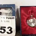 LOTE 453 - 01 RELÓGIO DE BOLSO. (NO ESTADO) ATENÇÃO! FAZER A VISITAÇÃO ANTES DE ARREMATAR, NÃO SABEMOS SE FUNCIONA. LEILÃO NÃO TEM GARANTIA E NEM DEVOLUÇÃO, SUJEITO A POSSÍVEIS AVARIAS VISÍVEIS/OCULTAS E/OU AUSÊNCIA DE COMPONENTES.