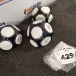 LOTE 429 - 03 BOLAS DE FUTEBOL. (NO ESTADO) ATENÇÃO! FAZER A VISITAÇÃO ANTES DE ARREMATAR, NÃO SABEMOS SE FUNCIONA. LEILÃO NÃO TEM GARANTIA E NEM DEVOLUÇÃO, SUJEITO A POSSÍVEIS AVARIAS VISÍVEIS/OCULTAS E/OU AUSÊNCIA DE COMPONENTES.
