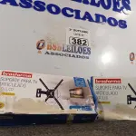 LOTE 382 - 02 SUPORTES PARA TV ARTICULADO LED/LCD 03 MOVIMENTOS DE 10-56” 25-142CM. (NO ESTADO) ATENÇÃO! FAZER A VISITAÇÃO ANTES DE ARREMATAR, NÃO SABEMOS SE FUNCIONA. LEILÃO NÃO TEM GARANTIA E NEM DEVOLUÇÃO, SUJEITO A POSSÍVEIS AVARIAS VISÍVEIS/OCULTAS E/OU AUSÊNCIA DE COMPONENTES.