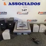 LOTE 147 - 01 APARELHO E VÁRIAS CAIXINHAS DE SOM. (NO ESTADO) ATENÇÃO! FAZER A VISITAÇÃO ANTES DE ARREMATAR, NÃO SABEMOS SE FUNCIONA. LEILÃO NÃO TEM GARANTIA E NEM DEVOLUÇÃO, SUJEITO A POSSÍVEIS AVARIAS VISÍVEIS/OCULTAS E/OU AUSÊNCIA DE COMPONENTES.