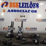 LOTE 016 - 04 RÁDIOS COMUNICADOR. (NO ESTADO) ATENÇÃO! FAZER A VISITAÇÃO ANTES DE ARREMATAR, NÃO SABEMOS SE FUNCIONA. LEILÃO NÃO TEM GARANTIA E NEM DEVOLUÇÃO, SUJEITO A POSSÍVEIS AVARIAS VISÍVEIS/OCULTAS E/OU AUSÊNCIA DE COMPONENTES.