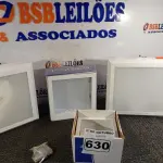 LOTE 630 - 02 LUMINÁRIAS DE EMBUTIR E 02 PLAFON DE SOBREPOR MARCAS E MODELOS DIVERSOS. (NO ESTADO) ATENÇÃO! FAZER A VISITAÇÃO ANTES DE ARREMATAR, NÃO SABEMOS SE FUNCIONA. LEILÃO NÃO TEM GARANTIA E NEM DEVOLUÇÃO, SUJEITO A POSSÍVEIS AVARIAS VISÍVEIS/OCULTAS E/OU AUSÊNCIA DE COMPONENTES.