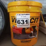 LOTE 631 - 01 BALDE DE VEDACIT, ADITIVO IMPERMEABILIZANTE PARA CONCRETOS E ARGAMASSAS 18L. (NO ESTADO) ATENÇÃO! FAZER A VISITAÇÃO ANTES DE ARREMATAR, NÃO SABEMOS SE FUNCIONA. LEILÃO NÃO TEM GARANTIA E NEM DEVOLUÇÃO, SUJEITO A POSSÍVEIS AVARIAS VISÍVEIS/OCULTAS E/OU AUSÊNCIA DE COMPONENTES.