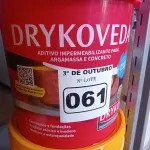 LOTE 061 - 01 BALDE DE DRYKOVEDA, ADITIVO IMPERMEABILIZANTE PARA CONCRETO E ARGAMASSA 18L. (NO ESTADO) ATENÇÃO! FAZER A VISITAÇÃO ANTES DE ARREMATAR, NÃO SABEMOS SE FUNCIONA. LEILÃO NÃO TEM GARANTIA E NEM DEVOLUÇÃO, SUJEITO A POSSÍVEIS AVARIAS VISÍVEIS/OCULTAS E/OU AUSÊNCIA DE COMPONENTES.
