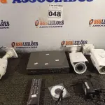 LOTE 048 - 01 DVR E 03 CÂMERAS DE SEGURANÇA. (NO ESTADO) ATENÇÃO! FAZER A VISITAÇÃO ANTES DE ARREMATAR, NÃO SABEMOS SE FUNCIONA. LEILÃO NÃO TEM GARANTIA E NEM DEVOLUÇÃO, SUJEITO A POSSÍVEIS AVARIAS VISÍVEIS/OCULTAS E/OU AUSÊNCIA DE COMPONENTES.