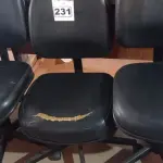 LOTE 231 - 03 CADEIRAS DE ESCRITÓRIO COM BASE GIRATÓRIA. (NO ESTADO) ATENÇÃO! FAZER A VISITAÇÃO ANTES DE ARREMATAR, NÃO SABEMOS SE FUNCIONA. LEILÃO NÃO TEM GARANTIA E NEM DEVOLUÇÃO, SUJEITO A POSSÍVEIS AVARIAS VISÍVEIS/OCULTAS E/OU AUSÊNCIA DE COMPONENTES.