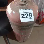 LOTE 229 - 01 CILINDRO DE GÁS ACETILENO “VAZIO”. (NO ESTADO) ATENÇÃO! FAZER A VISITAÇÃO ANTES DE ARREMATAR, NÃO SABEMOS SE FUNCIONA. LEILÃO NÃO TEM GARANTIA E NEM DEVOLUÇÃO, SUJEITO A POSSÍVEIS AVARIAS VISÍVEIS/OCULTAS E/OU AUSÊNCIA DE COMPONENTES.