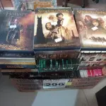 LOTE 299 - 01 LOTE COM VÁRIOS DVD’S TÍTULOS DIVERSOS. (NO ESTADO) ATENÇÃO! FAZER A VISITAÇÃO ANTES DE ARREMATAR, NÃO SABEMOS SE FUNCIONA. LEILÃO NÃO TEM GARANTIA E NEM DEVOLUÇÃO, SUJEITO A POSSÍVEIS AVARIAS VISÍVEIS/OCULTAS E/OU AUSÊNCIA DE COMPONENTES.