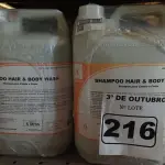 LOTE 216 - 20 LITROS DE SHAMPOO PARA CABELO E CORPO. (NO ESTADO) ATENÇÃO! FAZER A VISITAÇÃO ANTES DE ARREMATAR, NÃO SABEMOS SE FUNCIONA. LEILÃO NÃO TEM GARANTIA E NEM DEVOLUÇÃO, SUJEITO A POSSÍVEIS AVARIAS VISÍVEIS/OCULTAS E/OU AUSÊNCIA DE COMPONENTES.