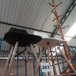 LOTE 283 - 02 CADEIRAS EAMES E 01 CABIDEIRO. (NO ESTADO) ATENÇÃO! FAZER A VISITAÇÃO ANTES DE ARREMATAR, NÃO SABEMOS SE FUNCIONA. LEILÃO NÃO TEM GARANTIA E NEM DEVOLUÇÃO, SUJEITO A POSSÍVEIS AVARIAS VISÍVEIS/OCULTAS E/OU AUSÊNCIA DE COMPONENTES.