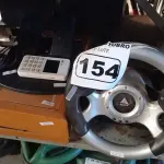 LOTE 154 - 01 VOLANTE COM PEDAIS PARA VIDEOGAME, 01 MAQUININHA DE CARTÃO E 01 TOCA DISCOS ANTIGO. (NO ESTADO) ATENÇÃO! FAZER A VISITAÇÃO ANTES DE ARREMATAR, NÃO SABEMOS SE FUNCIONA. LEILÃO NÃO TEM GARANTIA E NEM DEVOLUÇÃO, SUJEITO A POSSÍVEIS AVARIAS VISÍVEIS/OCULTAS E/OU AUSÊNCIA DE COMPONENTES.