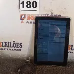 LOTE 180 - 01 TABLET SAMSUNG COM CABO. (NO ESTADO) ATENÇÃO! FAZER A VISITAÇÃO ANTES DE ARREMATAR, NÃO SABEMOS SE FUNCIONA. LEILÃO NÃO TEM GARANTIA E NEM DEVOLUÇÃO, SUJEITO A POSSÍVEIS AVARIAS VISÍVEIS/OCULTAS E/OU AUSÊNCIA DE COMPONENTES.