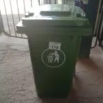 LOTE 176 - 01 CONTAINER HDPE EN840 240LITROS. (NO ESTADO) ATENÇÃO! FAZER A VISITAÇÃO ANTES DE ARREMATAR, NÃO SABEMOS SE FUNCIONA. LEILÃO NÃO TEM GARANTIA E NEM DEVOLUÇÃO, SUJEITO A POSSÍVEIS AVARIAS VISÍVEIS/OCULTAS E/OU AUSÊNCIA DE COMPONENTES.
