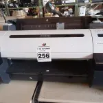 LOTE 256 - 01 PLOTTER CANON MODELO IPF 670. (NO ESTADO) ATENÇÃO! FAZER A VISITAÇÃO ANTES DE ARREMATAR, NÃO SABEMOS SE FUNCIONA. LEILÃO NÃO TEM GARANTIA E NEM DEVOLUÇÃO, SUJEITO A POSSÍVEIS AVARIAS VISÍVEIS/OCULTAS E/OU AUSÊNCIA DE COMPONENTES.