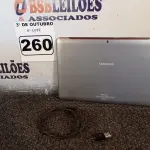 LOTE 260 - 01 TABLET SAMSUNG COM CABO. (NO ESTADO) ATENÇÃO! FAZER A VISITAÇÃO ANTES DE ARREMATAR, NÃO SABEMOS SE FUNCIONA. LEILÃO NÃO TEM GARANTIA E NEM DEVOLUÇÃO, SUJEITO A POSSÍVEIS AVARIAS VISÍVEIS/OCULTAS E/OU AUSÊNCIA DE COMPONENTES.