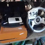 LOTE 154 - 01 VOLANTE COM PEDAIS PARA VIDEOGAME, 01 MAQUININHA DE CARTÃO E 01 TOCA DISCOS ANTIGO. (NO ESTADO) ATENÇÃO! FAZER A VISITAÇÃO ANTES DE ARREMATAR, NÃO SABEMOS SE FUNCIONA. LEILÃO NÃO TEM GARANTIA E NEM DEVOLUÇÃO, SUJEITO A POSSÍVEIS AVARIAS VISÍVEIS/OCULTAS E/OU AUSÊNCIA DE COMPONENTES.