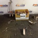 LOTE 042 - 01 LOTE COM INSTRUMENTAIS ODONTOLÓGICOS.  (NO ESTADO) ATENÇÃO! FAZER A VISITAÇÃO ANTES DE ARREMATAR, NÃO SABEMOS SE FUNCIONA. LEILÃO NÃO TEM GARANTIA E NEM DEVOLUÇÃO, SUJEITO A POSSÍVEIS AVARIAS VISÍVEIS/OCULTAS E/OU AUSÊNCIA DE COMPONENTES.