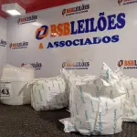 LOTE 063 - 01 FRASQUEIRA E 04 REFIS DE LENÇOS UMEDECIDOS. (NO ESTADO) ATENÇÃO! FAZER A VISITAÇÃO ANTES DE ARREMATAR, NÃO SABEMOS SE FUNCIONA. LEILÃO NÃO TEM GARANTIA E NEM DEVOLUÇÃO, SUJEITO A POSSÍVEIS AVARIAS VISÍVEIS/OCULTAS E/OU AUSÊNCIA DE COMPONENTES.