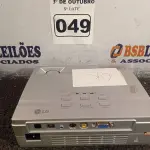 LOTE 049 - 01 PROJETOR MULTIMIDIA MARCA LG. (NO ESTADO) ATENÇÃO! FAZER A VISITAÇÃO ANTES DE ARREMATAR, NÃO SABEMOS SE FUNCIONA. LEILÃO NÃO TEM GARANTIA E NEM DEVOLUÇÃO, SUJEITO A POSSÍVEIS AVARIAS VISÍVEIS/OCULTAS E/OU AUSÊNCIA DE COMPONENTES.
